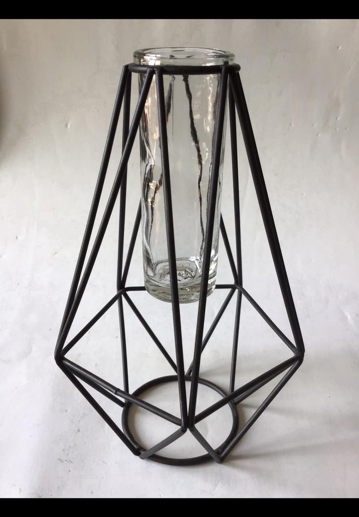 Klein industrieel glazen vaasje. Zwart metalen frame + vaas., Huis en Inrichting, Woonaccessoires | Vazen, Overige kleuren, Ophalen of Verzenden