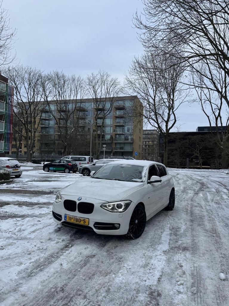 BMW 1-Serie 116I 100KW 5DR 2011 Wit xenon lamp, Auto's, 1-Serie, Zwart, 4 cilinders, Wit
