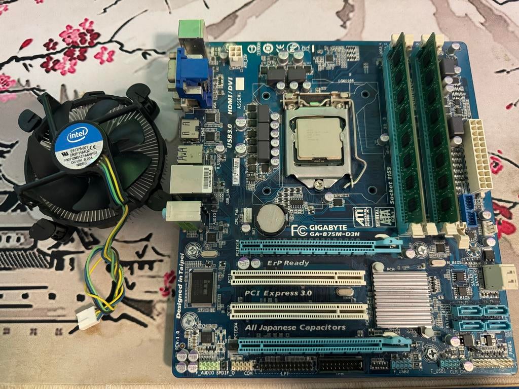 Gigabyte GA-B75M-D3H Moederbord met Intel i7-2600 CPU, Computers en Software, Moederborden, Gebruikt, Intel, DDR3, Ophalen of Verzenden