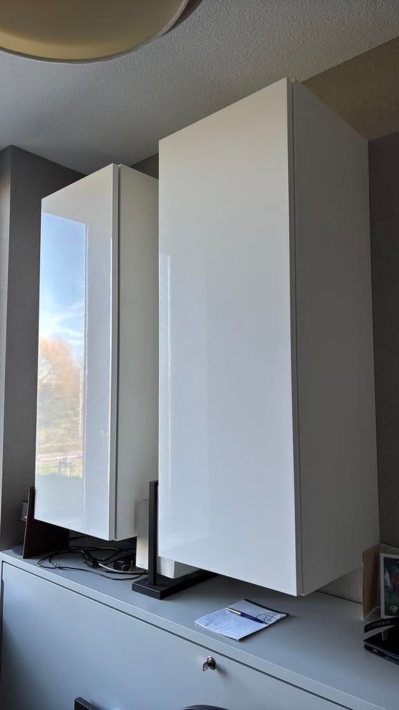 2 wit-hooglans, kwalitatieve hang-wandkasten, greeploos., Ophalen, Overige materialen, Minder dan 50 cm, Zo goed als nieuw