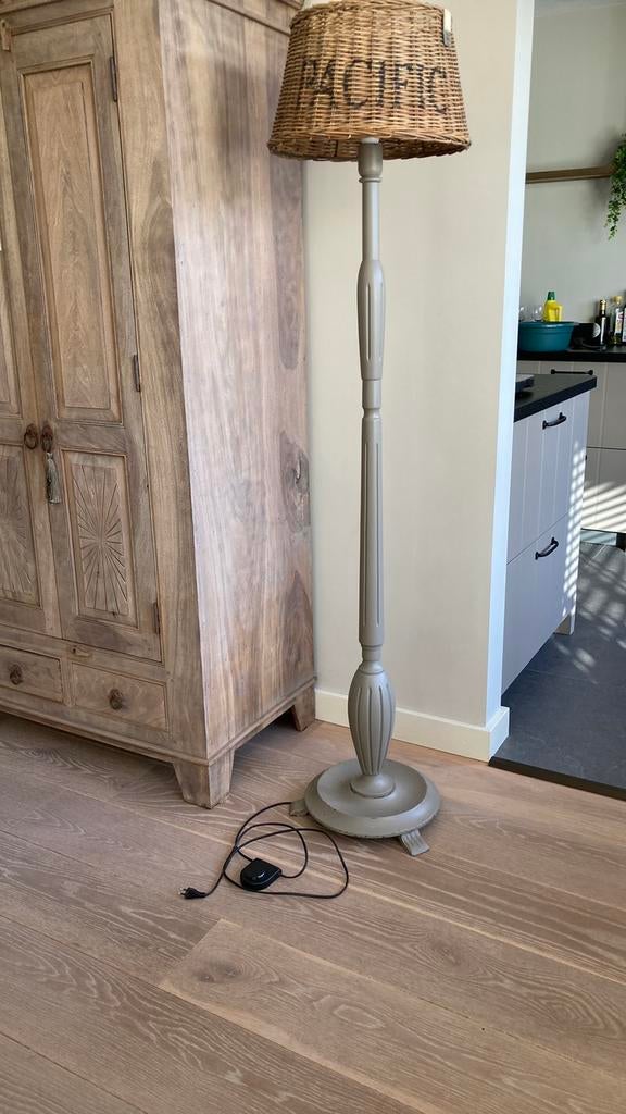 Mooie staande lamp!, Huis en Inrichting, Ophalen of Verzenden, Zo goed als nieuw, 150 tot 200 cm