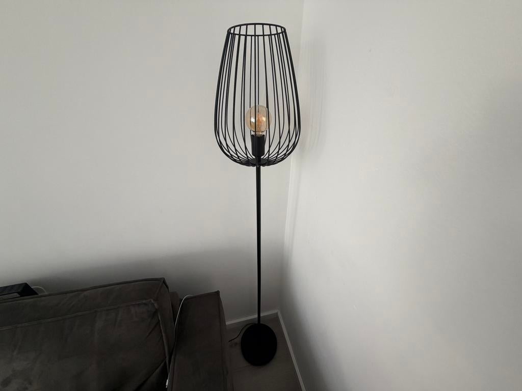 Staande vloerlamp, lamp met druk schakelaar, Huis en Inrichting, Vloerlamp met schakelaar, Ophalen of Verzenden, Zo goed als nieuw