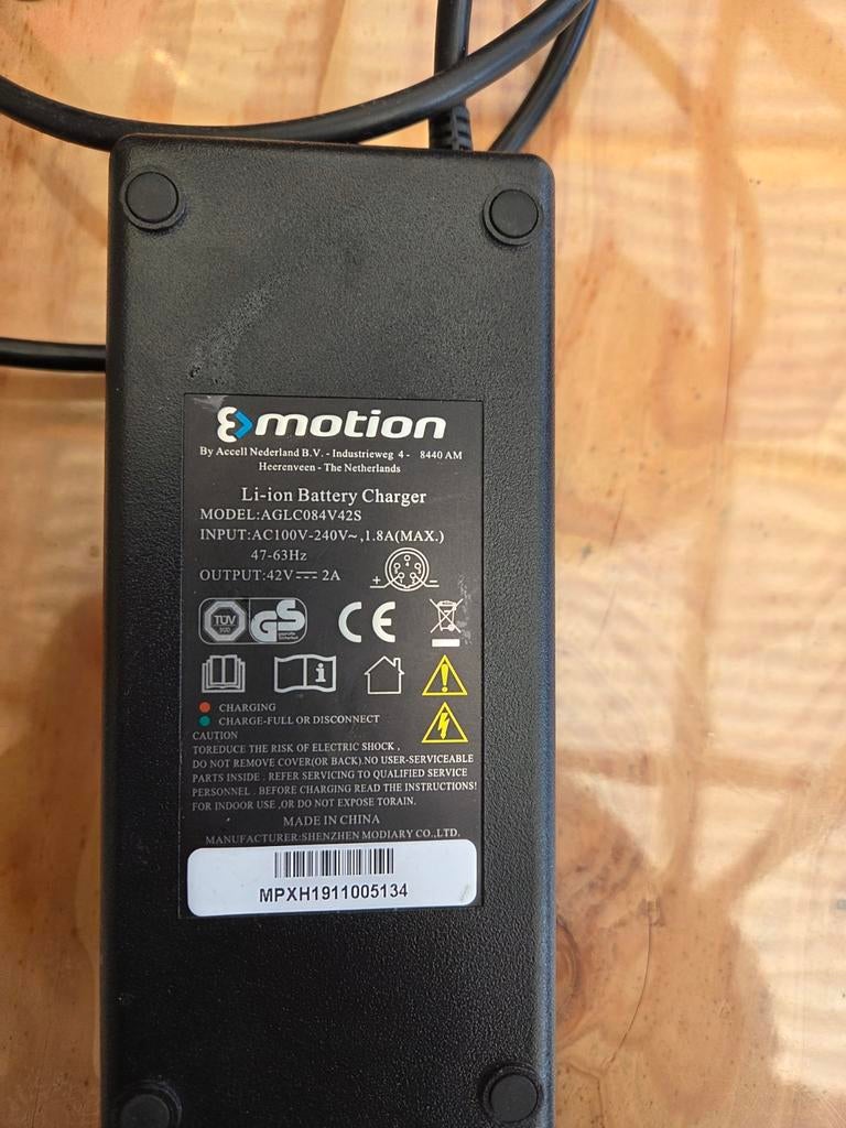 E-motion Li-ion acculader 42V 2A, Ophalen of Verzenden