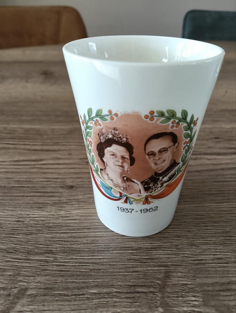 Beker Juliana en Bernard. 1937 - 1962, Verzamelen, Koninklijk Huis en Royalty, Ophalen of Verzenden, Gebruikt, Nederland, Servies