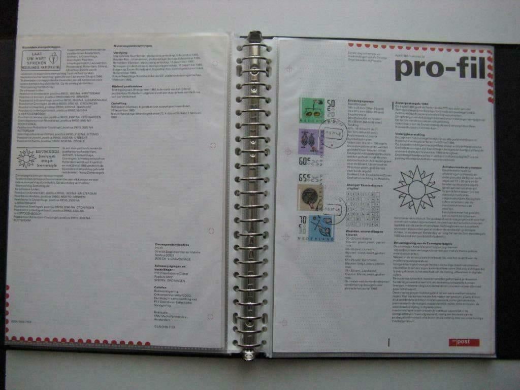 Postzegels met de eerste dag informatie van de directie etc., Postzegels en Munten, Postzegels | Nederland, Ophalen of Verzenden