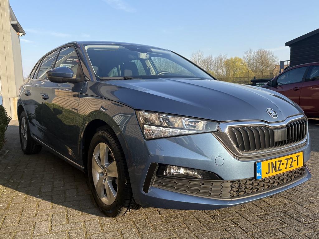 Skoda Scala 1.0 TSI Sport Bns CARPLAY-ALL SEASON-PARK SENSOR, Automaat, Scala, Gebruikt, Euro 6