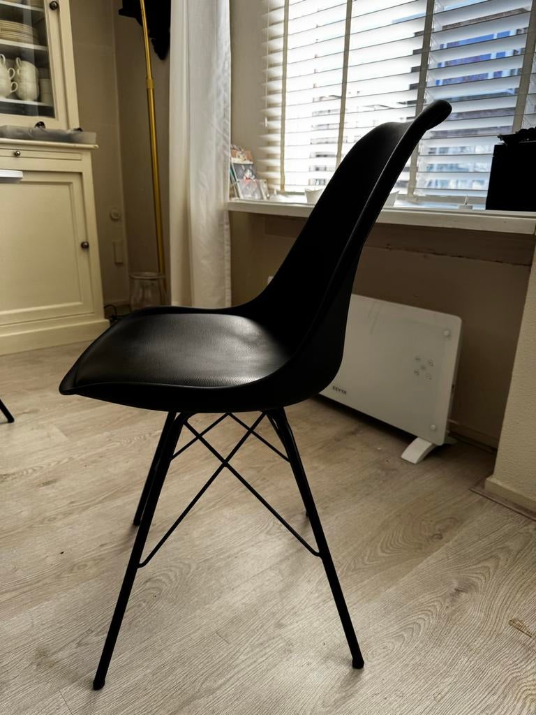 4x JYSK KLARUP eetkamerstoelen zwart kunstleer, Ophalen, Kunststof, Zwart, Zo goed als nieuw