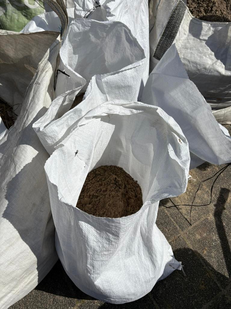 GRATIS Klinkers, tegels en ophoogzand, Ophalen, Zo goed als nieuw, Beton, Klinkers