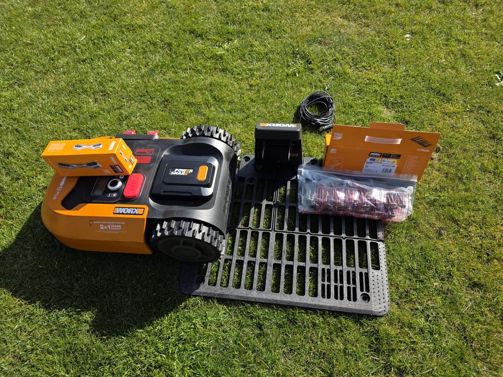 WORX Landroid M500 Plus (WR165E) Robotmaaier incl. accessoir, Ophalen of Verzenden, Zo goed als nieuw