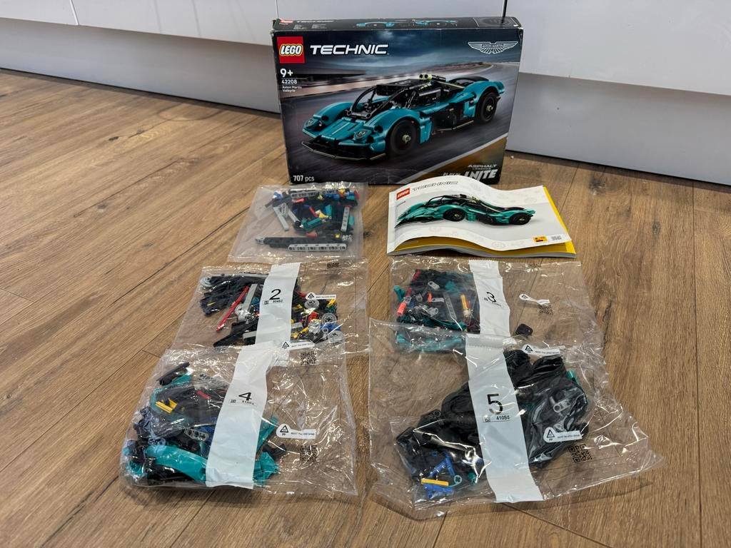 Lego Technic 42208 Aston Martin Valkyrie - Zo goed als nieuw, Ophalen of Verzenden, Zo goed als nieuw, Complete set, Lego