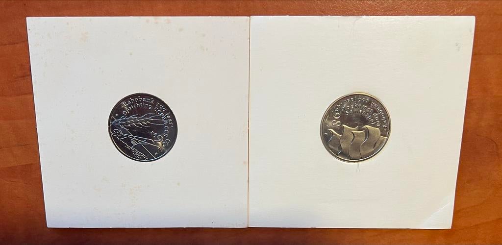Set van 2 herdenkingsmunten Rabobank 100 jaar, Postzegels en Munten, Munten | Nederland, Ophalen of Verzenden, Koningin Wilhelmina