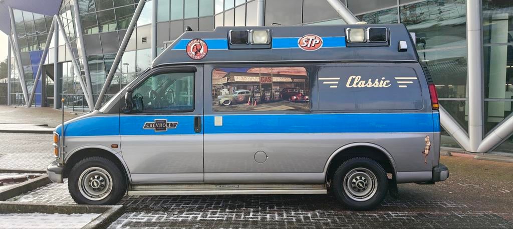 Bijzondere omgebouwde Chevy Van V8, oud ambulance camper., Buscamper of Camperbus, Tot en met 2, Diesel, Particulier