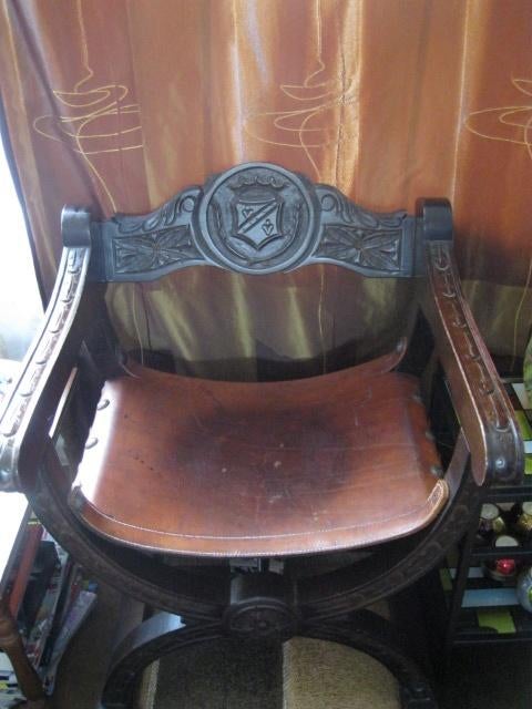 Oude, mooie stoel. Materiaal: hout, leer., Ophalen