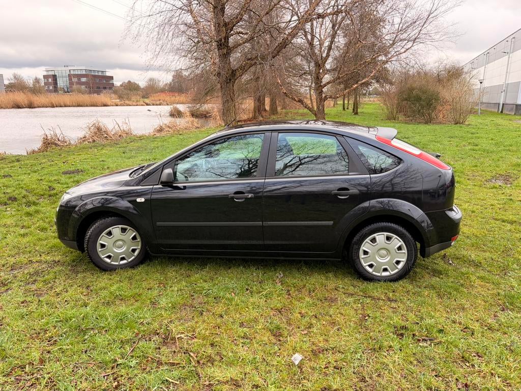 Ford Focus 1.6 74KW 5D 2006 Zwart, 1596 cc, 4 cilinders, Origineel Nederlands, 1200 kg