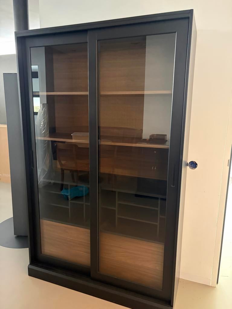 Woood James Vitrinekast - Zwart/Walnoot, Ophalen, 100 tot 150 cm, 150 tot 200 cm, 25 tot 50 cm