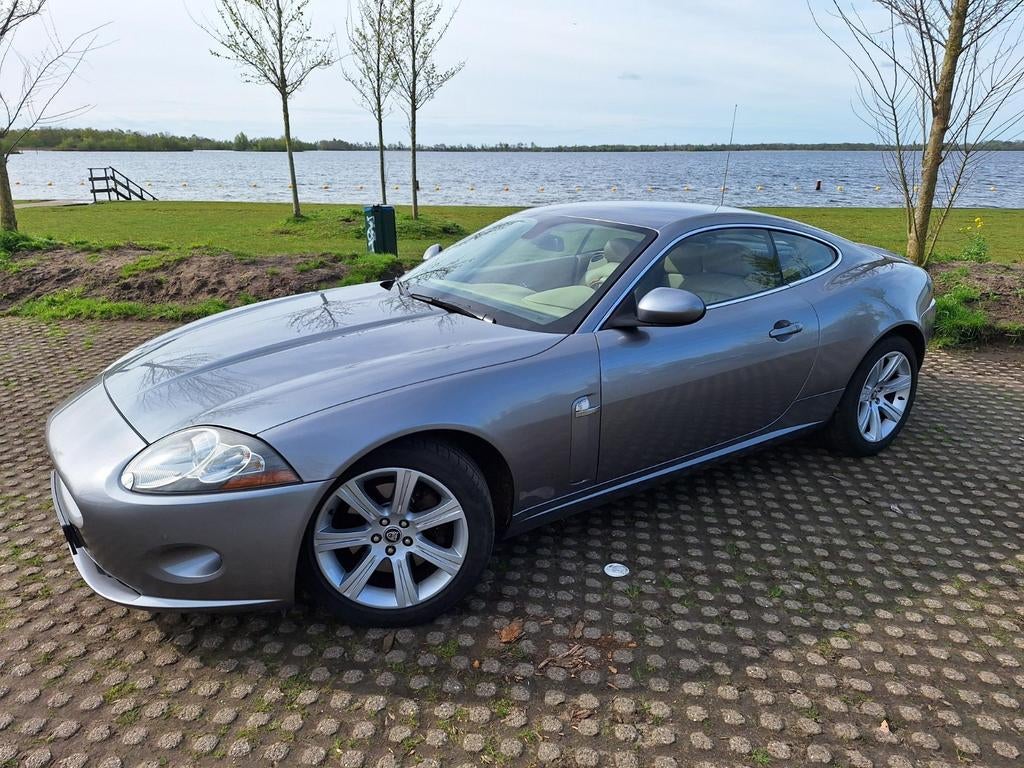 Jaguar XK 4.2 Coupe AUT 2007 Grijs, Auto's, Achterwielaandrijving, 4 stoelen, Leder, 298 pk