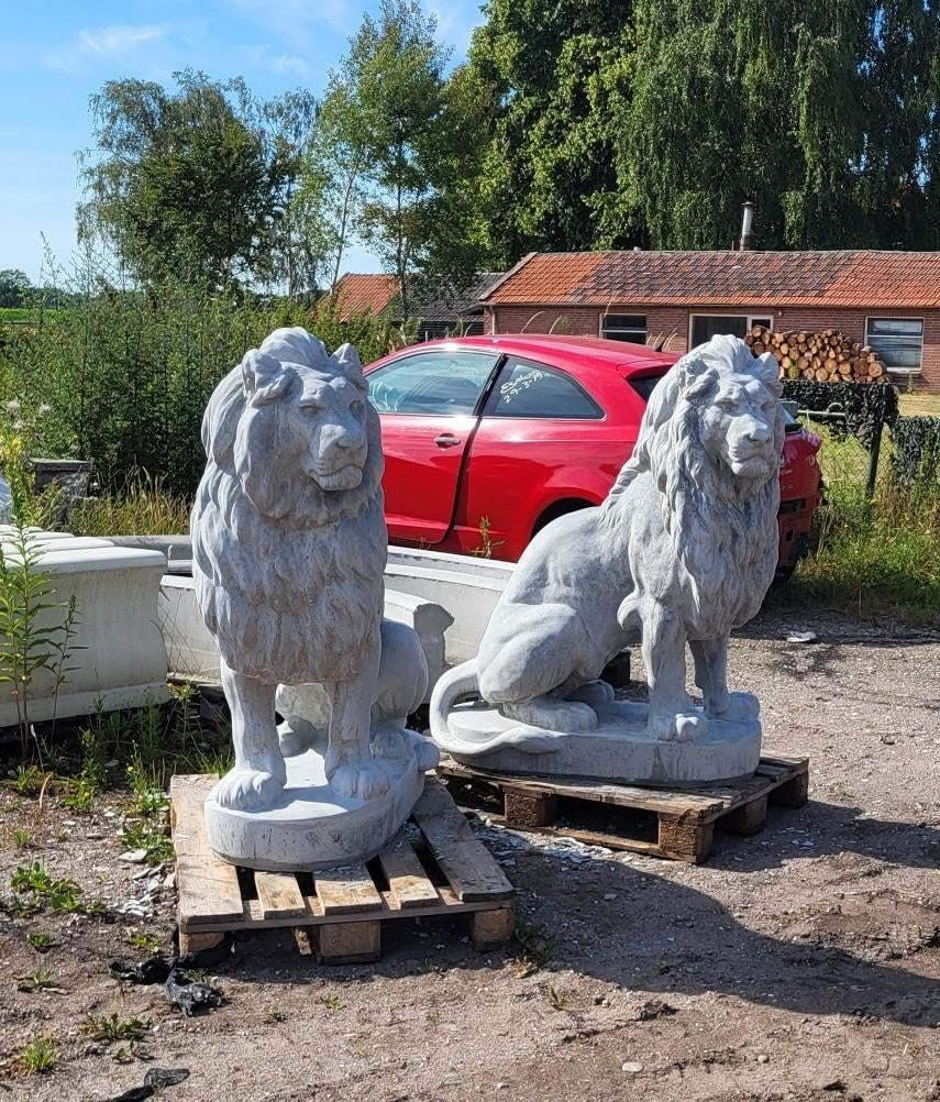 Set grote betonnen leeuwen