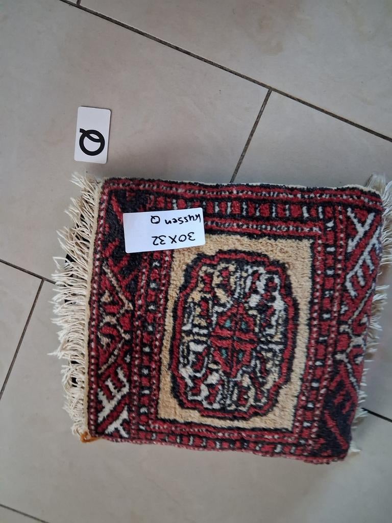 Klein Perzisch Kussen, Huis en Inrichting, Woonaccessoires | Kussens, Ophalen of Verzenden, Gebruikt, Rood, Vierkant