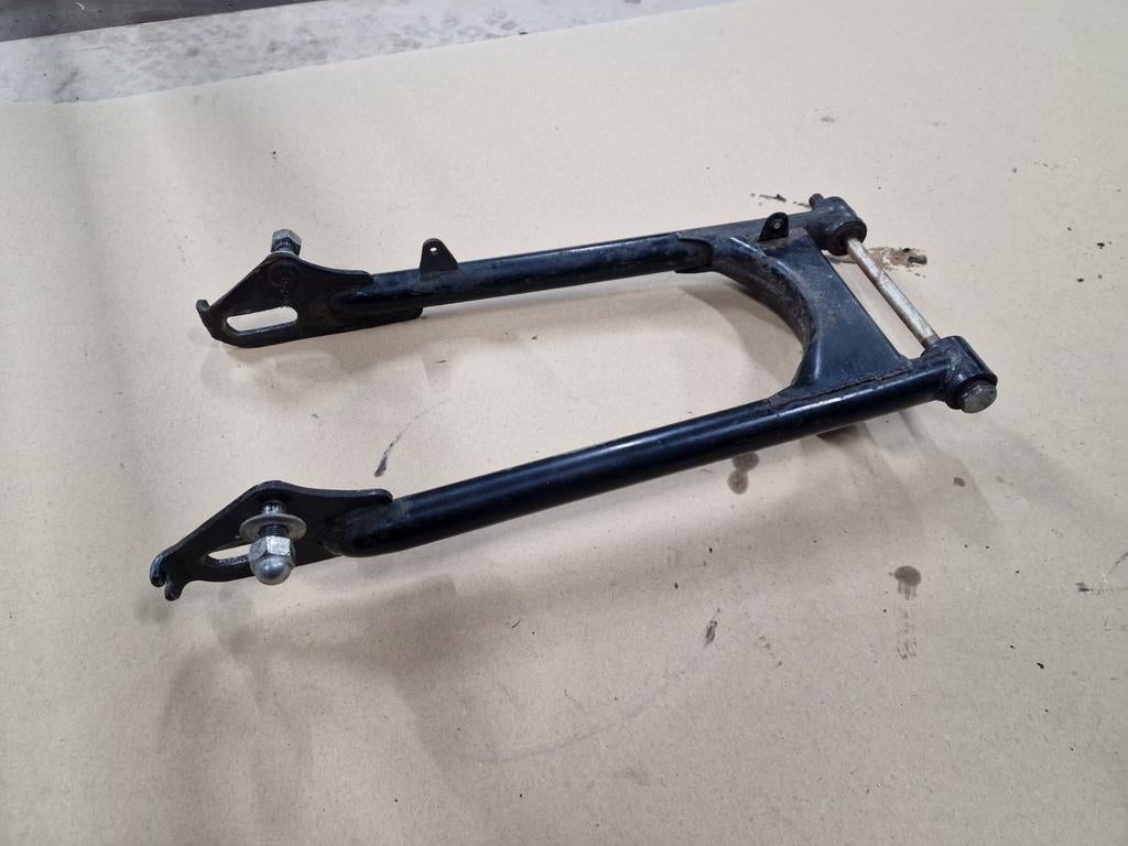 Yamaha MR50 achterbrug in zeer mooie staat. Met steekas., Fietsen en Brommers, Brommeronderdelen | Oldtimers, Ophalen of Verzenden