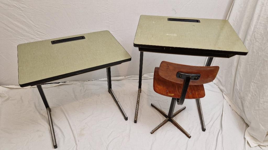2 Vintage Marko bureau's en 1 stoel kinder school retro, Ophalen of Verzenden, Zo goed als nieuw, Tafel(s) en Stoel(en)