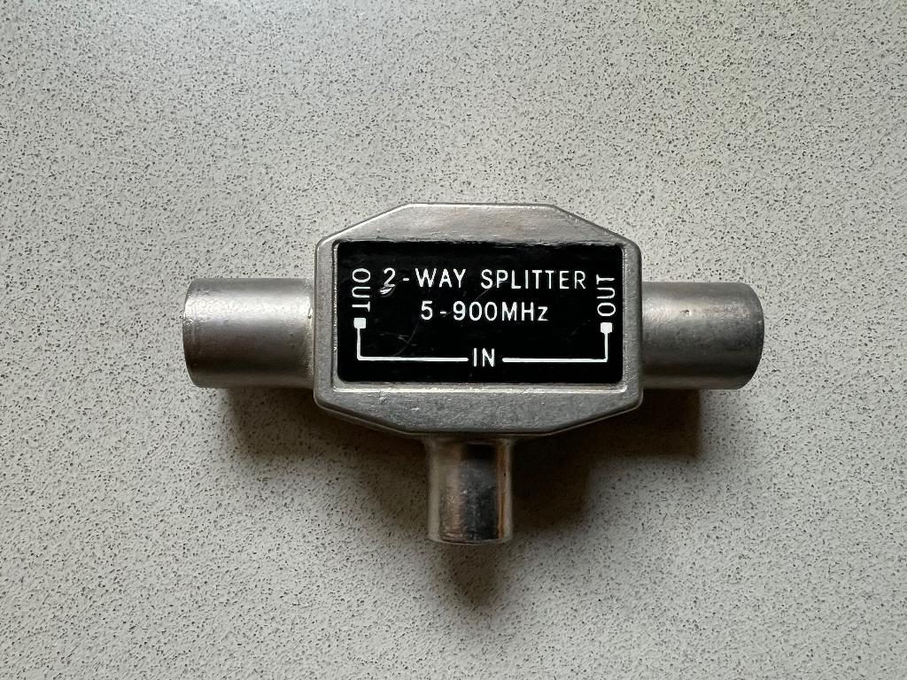 Antenne Adapter Coax Splitter 1x Male - 2x Female 5-900 MHz, Ophalen, Zo goed als nieuw, Minder dan 2 meter, Coaxiale kabel