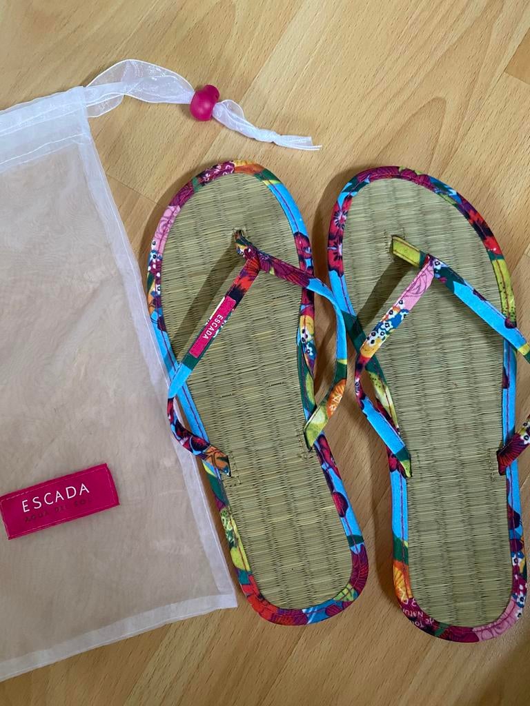 Nieuw Escada slippers maat 39 40 roze blauw jutte gebloemd, Ophalen of Verzenden, Nieuw, Roze, Slippers