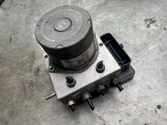 ABS Pomp van een Toyota Pro-Ace, Gebruikt, -, -, Ophalen of Verzenden