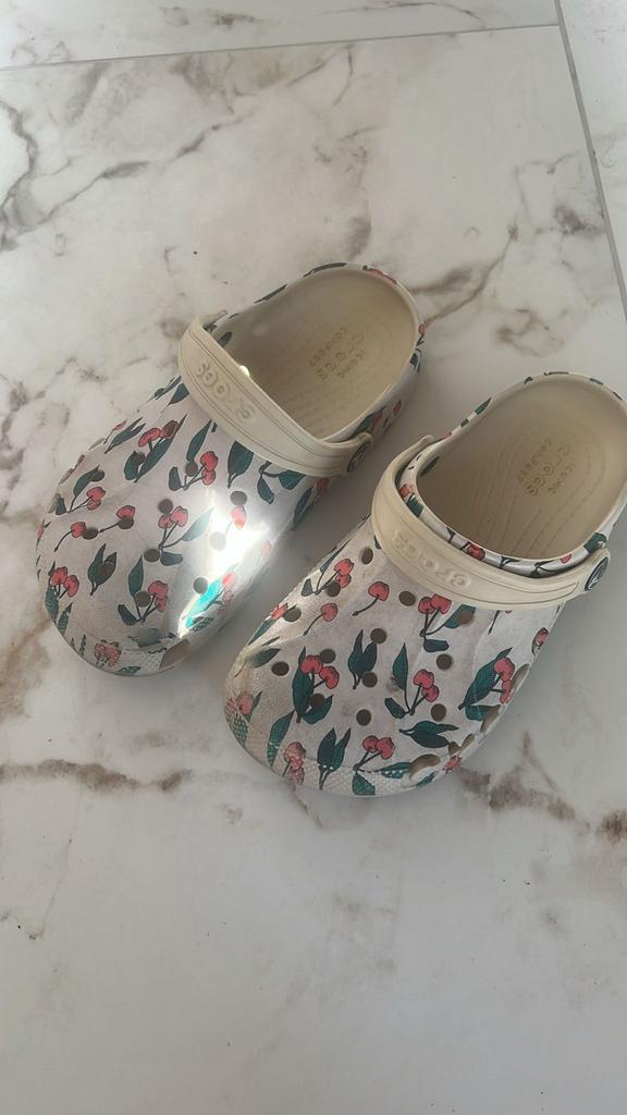 Crocs J2 met kersenprint, Ophalen of Verzenden, Gebruikt, Wit, Kunststof