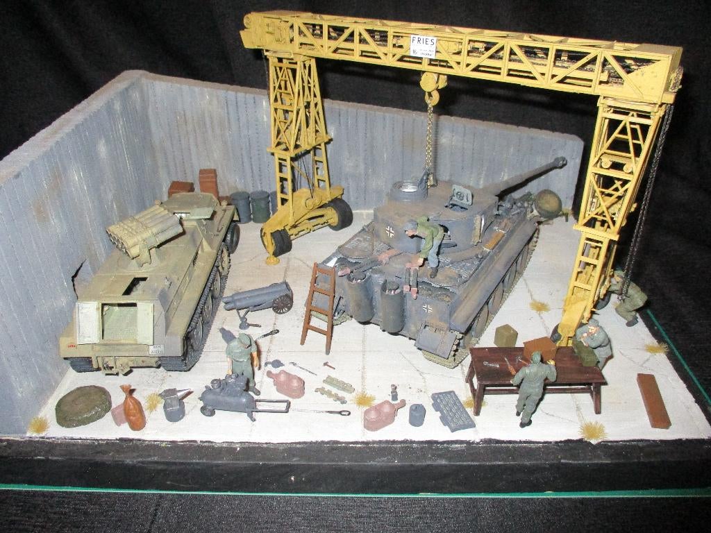 D-476,DIORAMA 1-35,FRIES KRAAN MET TIGER 1, Ophalen of Verzenden, Gebruikt, 1:35 tot 1:50