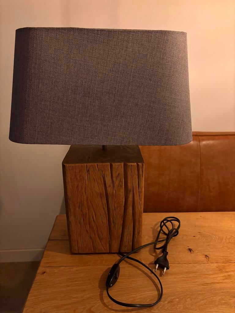 Unieke lamp met meerpaal voet en taupe kap, Huis en Inrichting, Ophalen, Zo goed als nieuw, Hout, 50 tot 75 cm