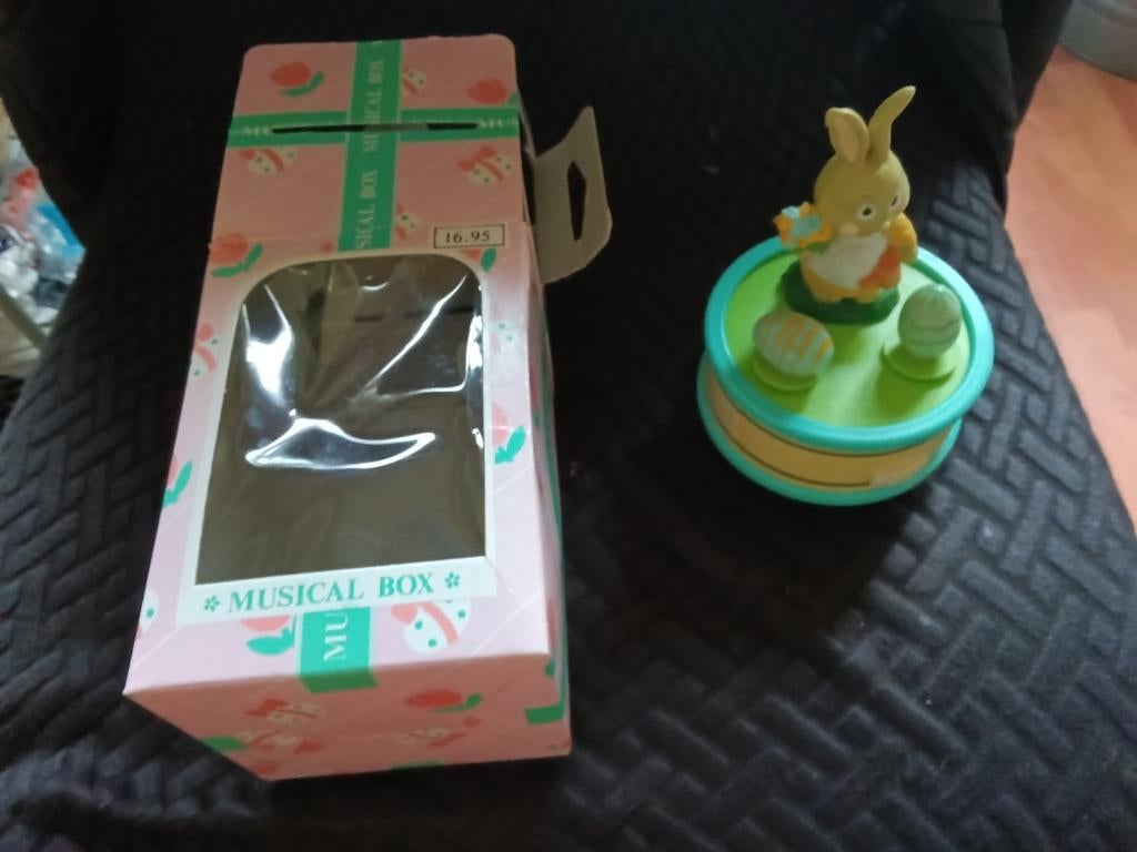 Muziekdoosje met Konijn en Eieren, Ophalen, Gebruikt