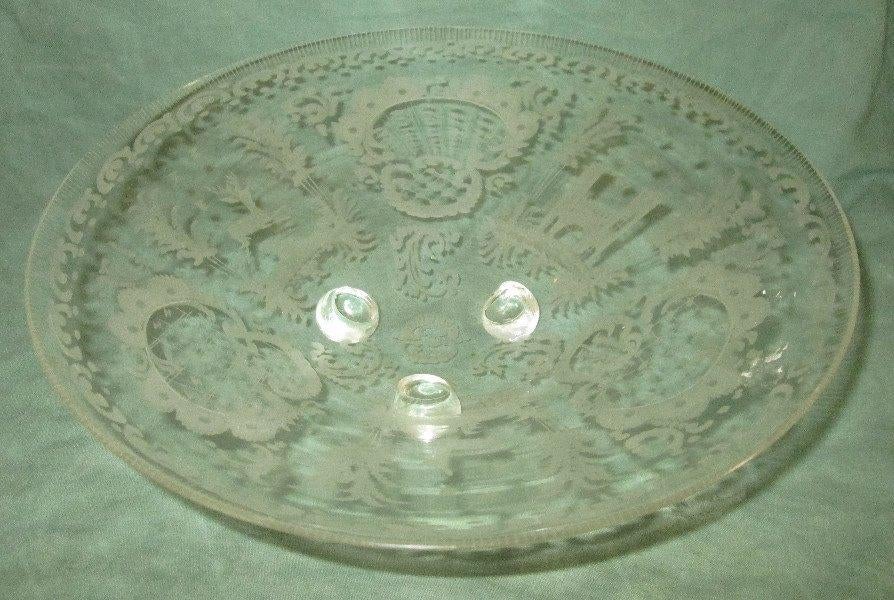 Antieke Boheemse gegraveerde schaal met herten en een slot, Ophalen of Verzenden