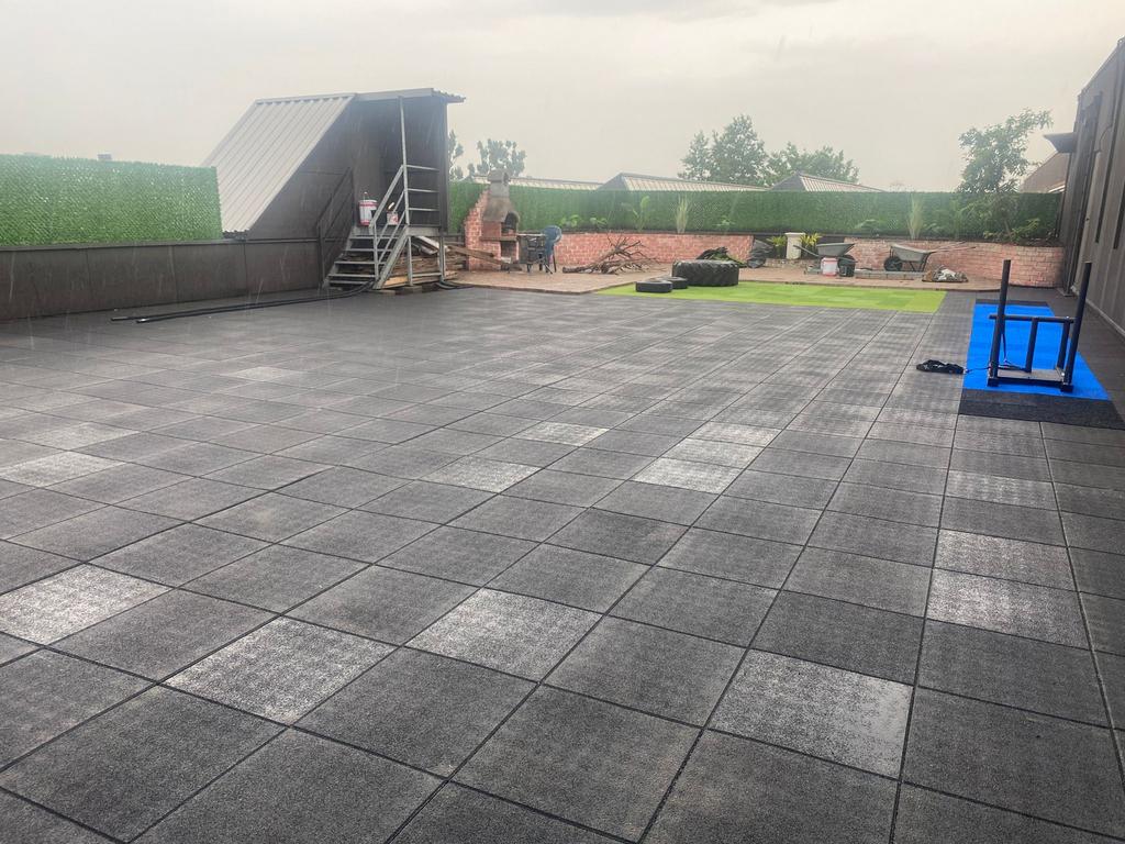 Rubber tegels / Rubberen tegels 50 x 50 x 3cm  pg verbinding, Ophalen, Stuntgras, Rubber, Nieuw