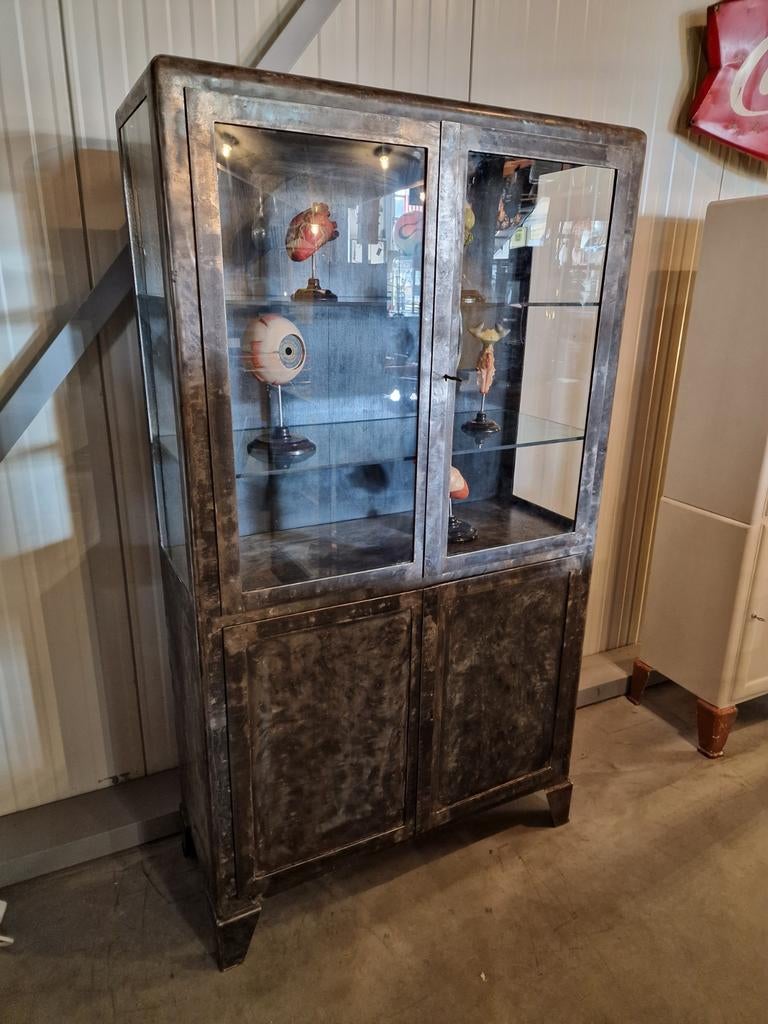 Antieke. Vitrine. Medicijn. Apotheek kast.metaal, Ophalen