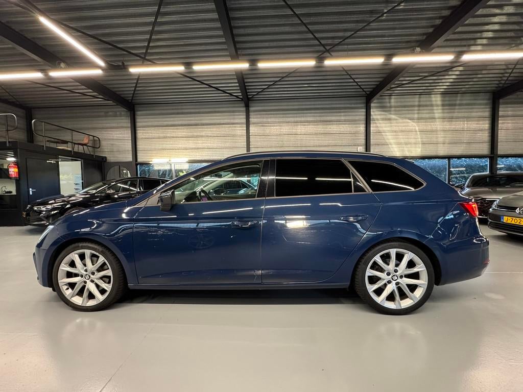 Seat Leon ST 2.0 TDI FR DSG PANO/LED/CARPLAY/CAMERA, Auto's, Gebruikt, Euro 6, 4 cilinders, Leder