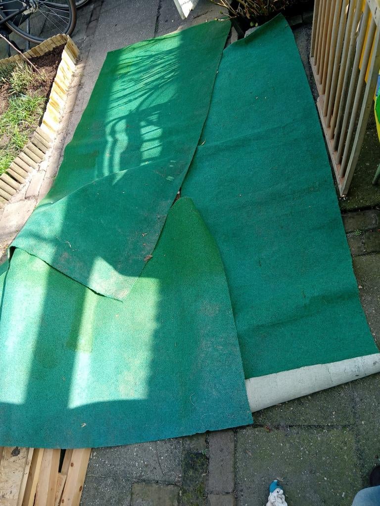 GRATIS drie rollen groene vloerbedekking/ kunstgras, Ophalen of Verzenden, Minder dan 10 m², Tapijttegels