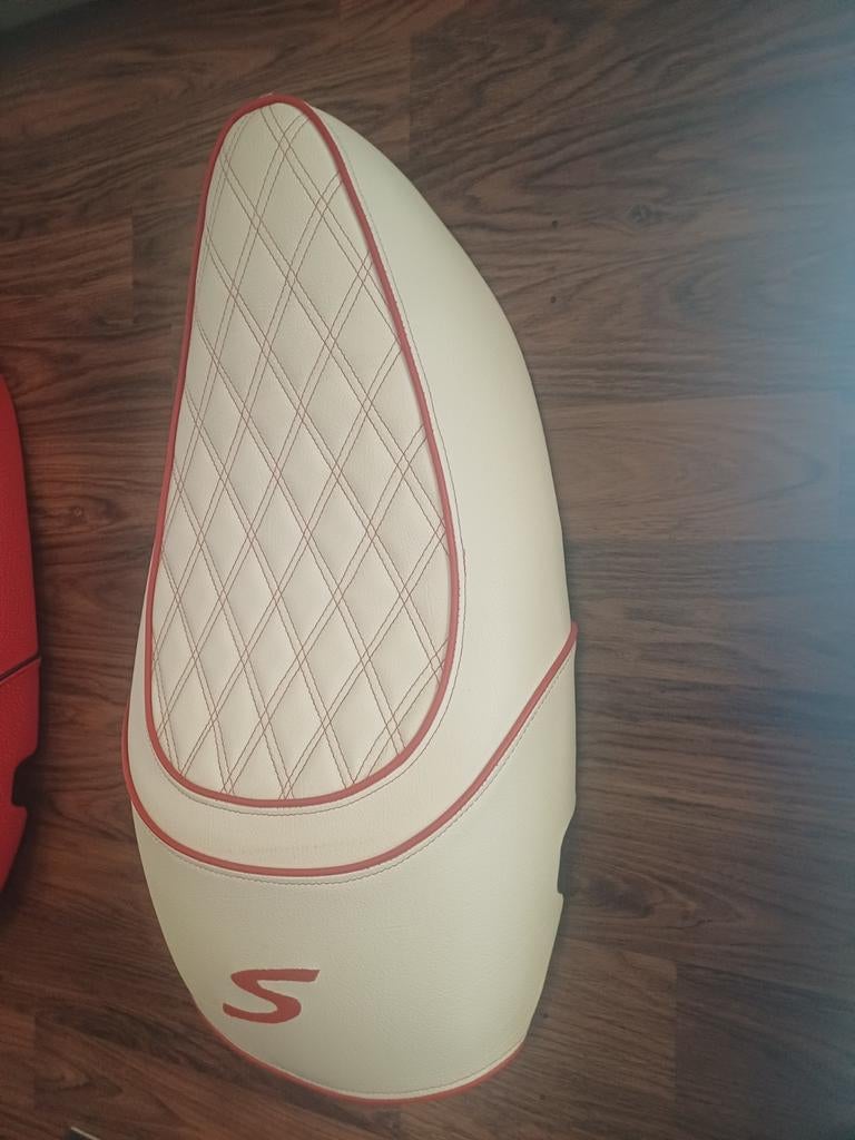 Custom Buddyseat voor Vespa S - Crème met Rood Stiksel, Fietsen en Brommers, Brommeronderdelen | Scooters, Ophalen