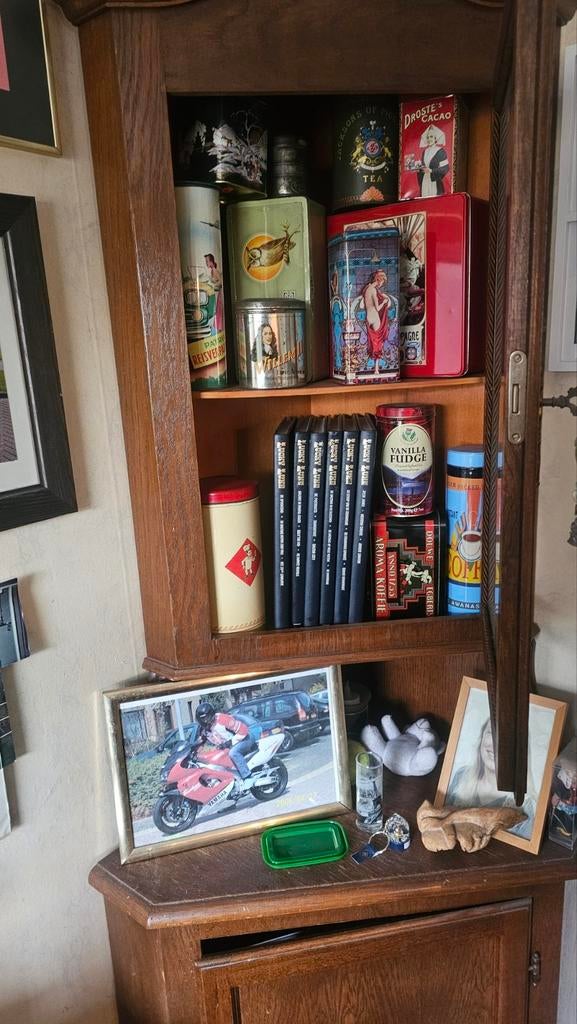 Hoekkast  met  verzameling vintage  blikken, Ophalen of Verzenden, Gebruikt