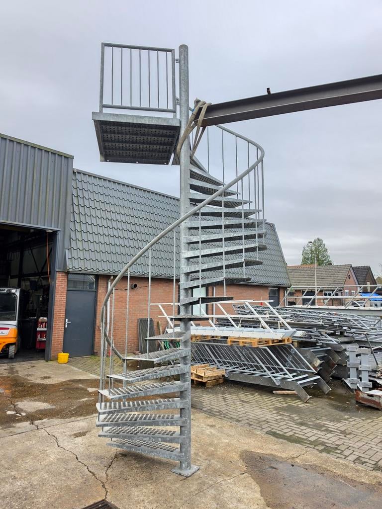 Stalen wenteltrap met bordes gegalv hoog 4,2mtr nor039, Ophalen, Zo goed als nieuw, Trap, 4 meter of meer