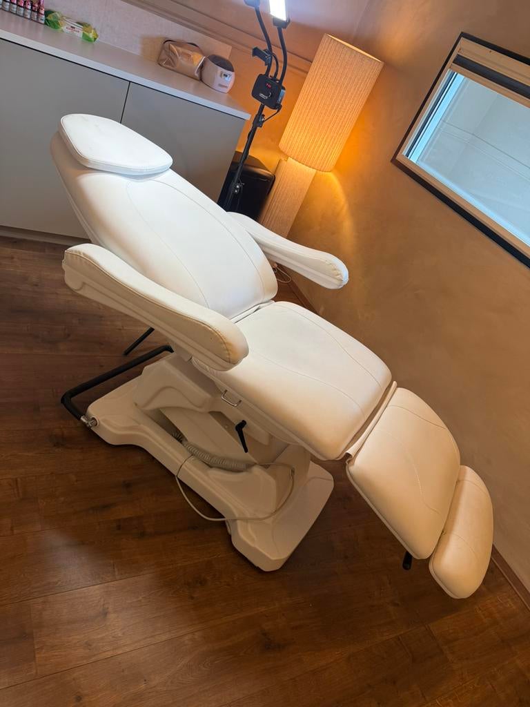 Elektrische behandelstoel, Ophalen, Zo goed als nieuw, Massagetafel