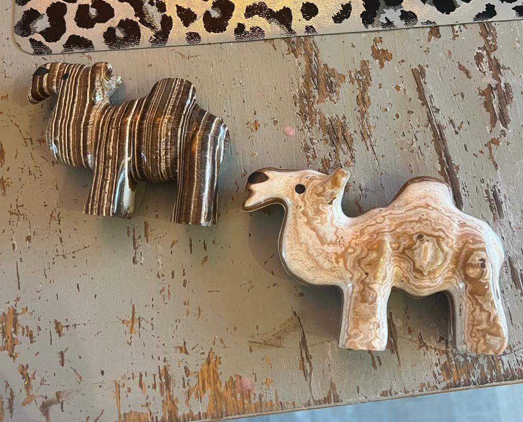 Kamelen dromedaris beeldjes aragoniet decoratie natuursteen, Ophalen of Verzenden, Zo goed als nieuw, Dier