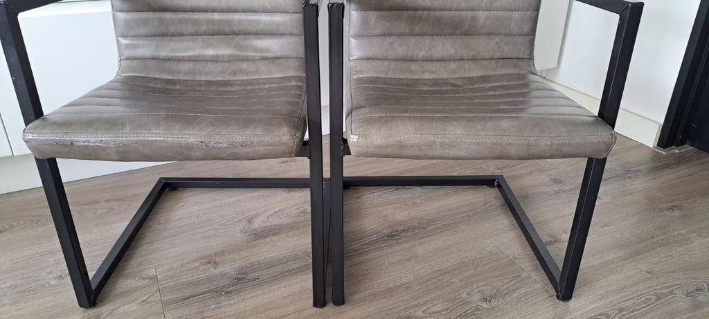 4 Eettafel stoelen - Grijs leer met zwart metalen frame, Huis en Inrichting, Stoelen, Ophalen, Gebruikt, Vier, Modern industrieel