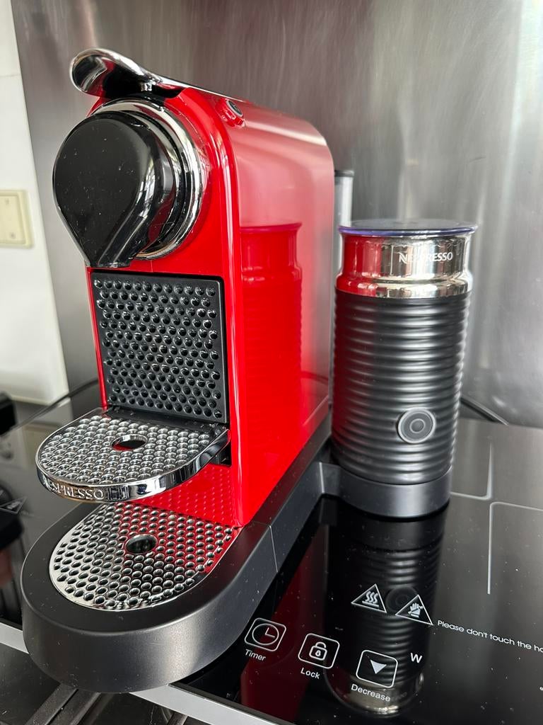 Nespresso CitiZ & Milk koffiemachine (rood) *ZGAN*, Afneembaar waterreservoir, 10 kopjes of meer, Koffiemachine, Ophalen of Verzenden