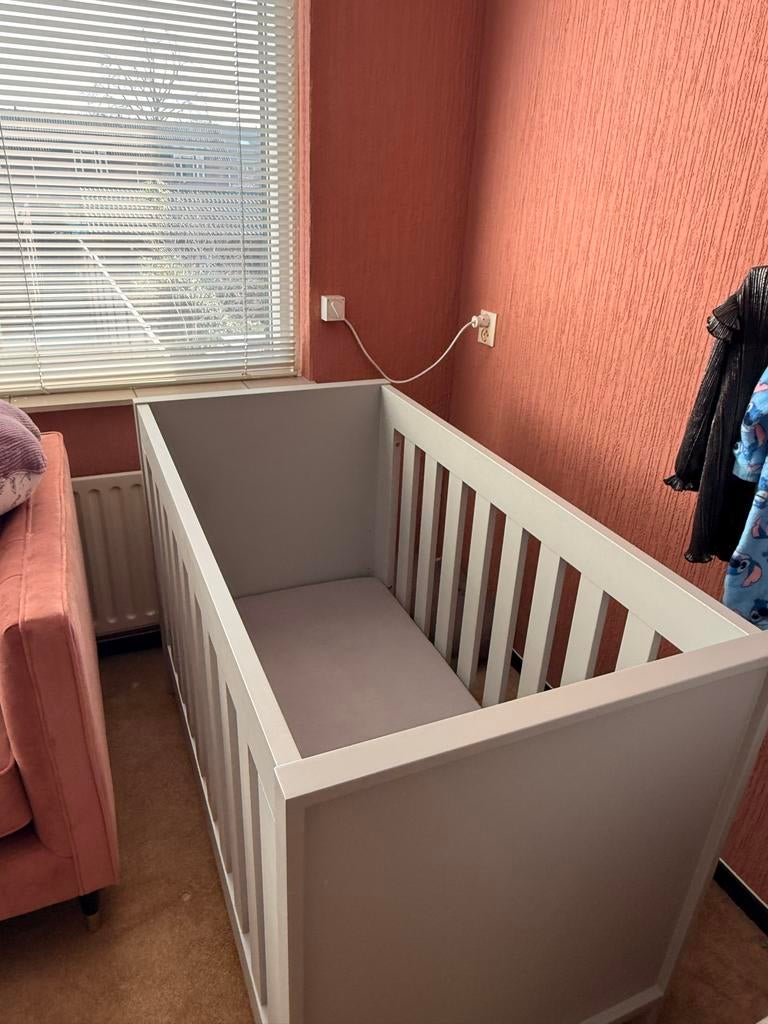 Complete babykamer set: grijs met leren details, Kinderen en Baby's, Kinderkamer | Complete kinderkamers, Ophalen, Gebruikt, Jongetje of Meisje