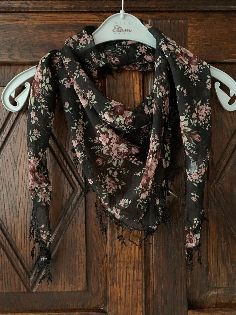 Driehoekige zwarte sjaal, shawl, doek met roosjes en kant, Ophalen of Verzenden, Zo goed als nieuw, Maat 38/40 (M), Sjaal