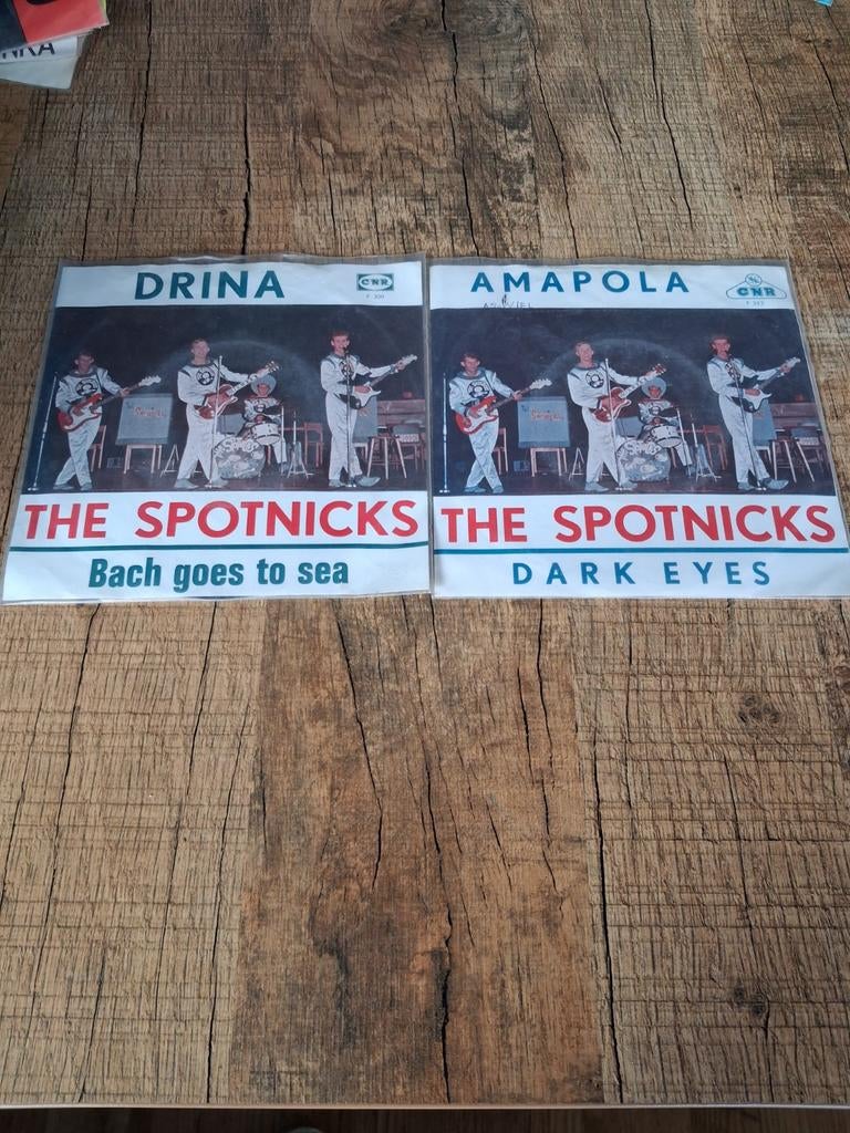 The Spotnicks - Drina / Amapola (2 singles), Gebruikt, 7 inch, Single, Ophalen of Verzenden