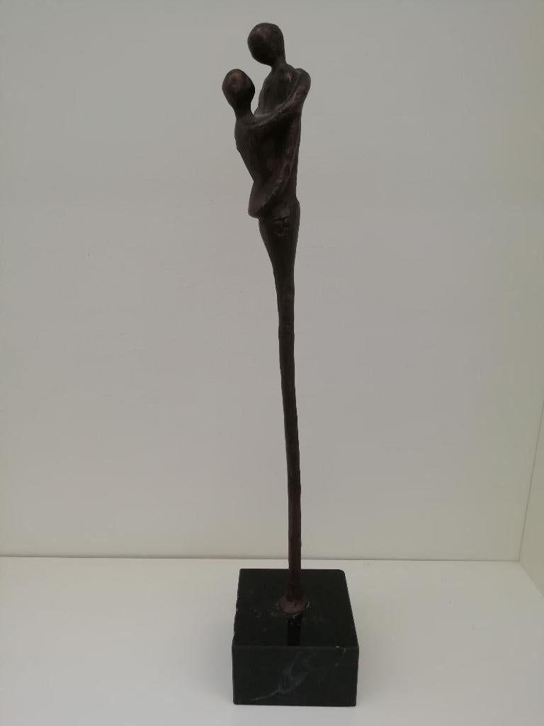 Jos Gielen - “Liefdespaar“ - Bronzen beeld op stenen sokkel, Groep mensen, Handgemaakt, Ophalen of Verzenden, Brons