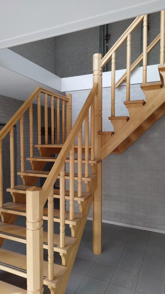 Beuken trap met bocht en plateau en balustrades, Doe-het-zelf en Verbouw, Ladders en Trappen, Ophalen, Gebruikt, 2 tot 4 meter