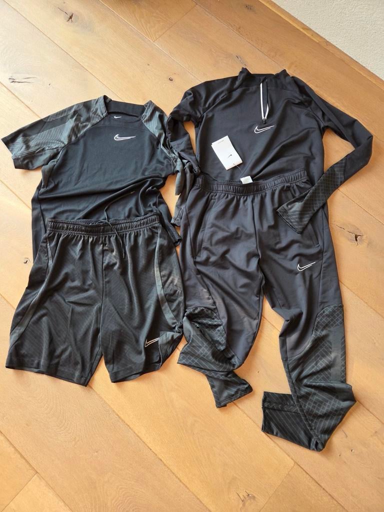 Nike Sport tenue maat 158-170, Kinderen en Baby's, Kinderkleding | Maat 164, Ophalen, Jongen of Meisje, Zo goed als nieuw, Shirt of Longsleeve