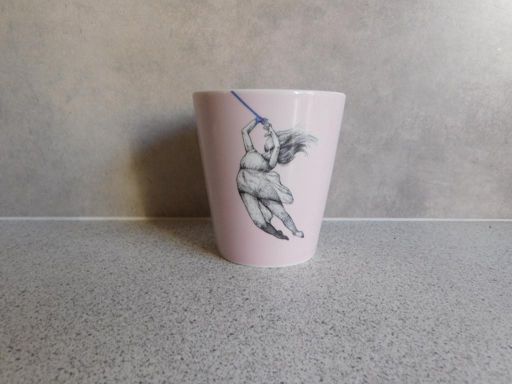 Mok 10x9 cm. Flying Girl Bird 23102 IKEA, Ophalen of Verzenden, Zo goed als nieuw, Overige stijlen, Kop(pen) en/of Schotel(s)